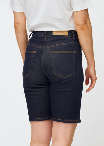 Mörkblå denimshorts för dam i färgen Midnights sett bakifrån i närbild för att visa passform och detaljer.