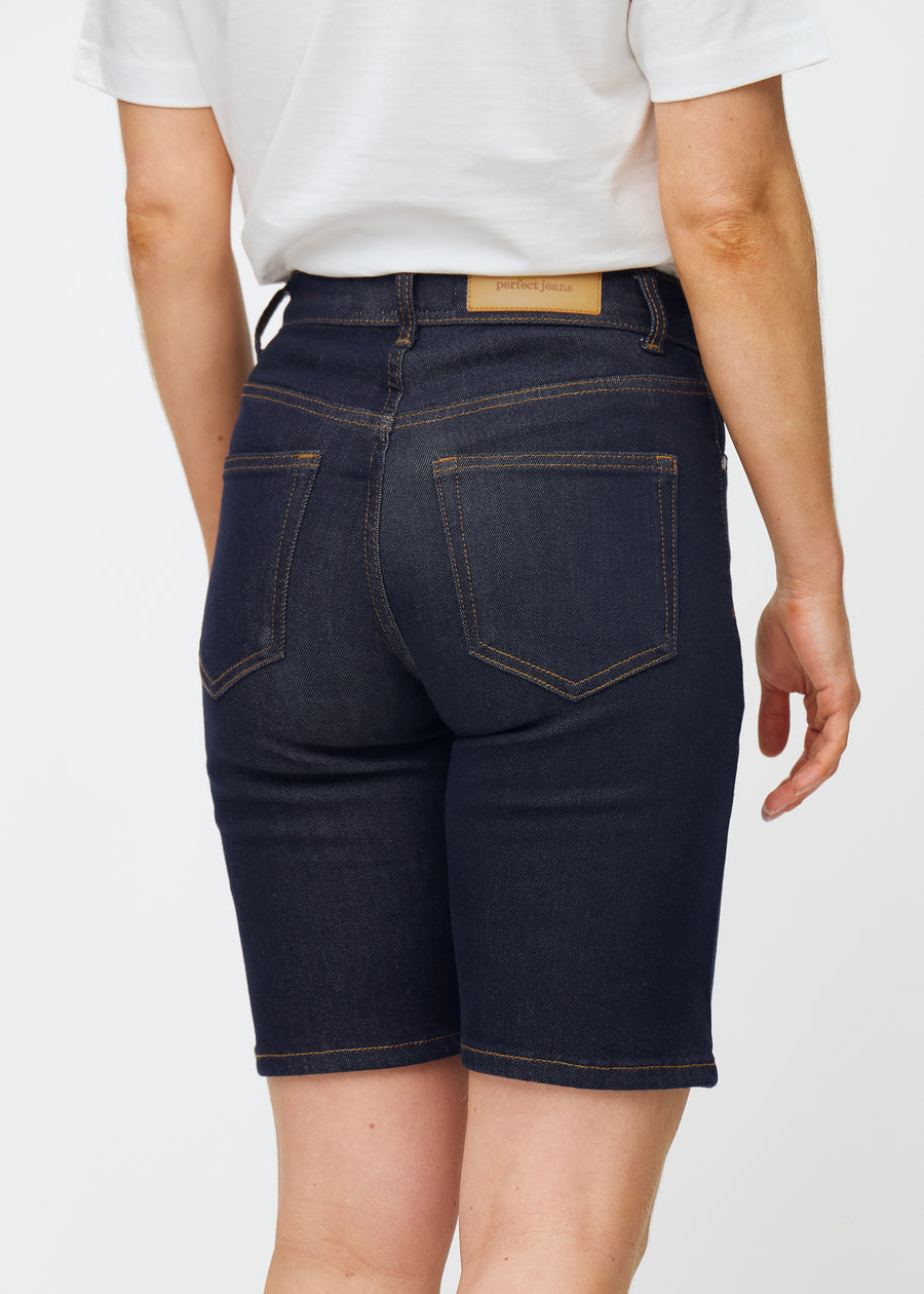 Mörkblå denimshorts för dam i färgen Midnights sett bakifrån i närbild för att visa passform och detaljer.