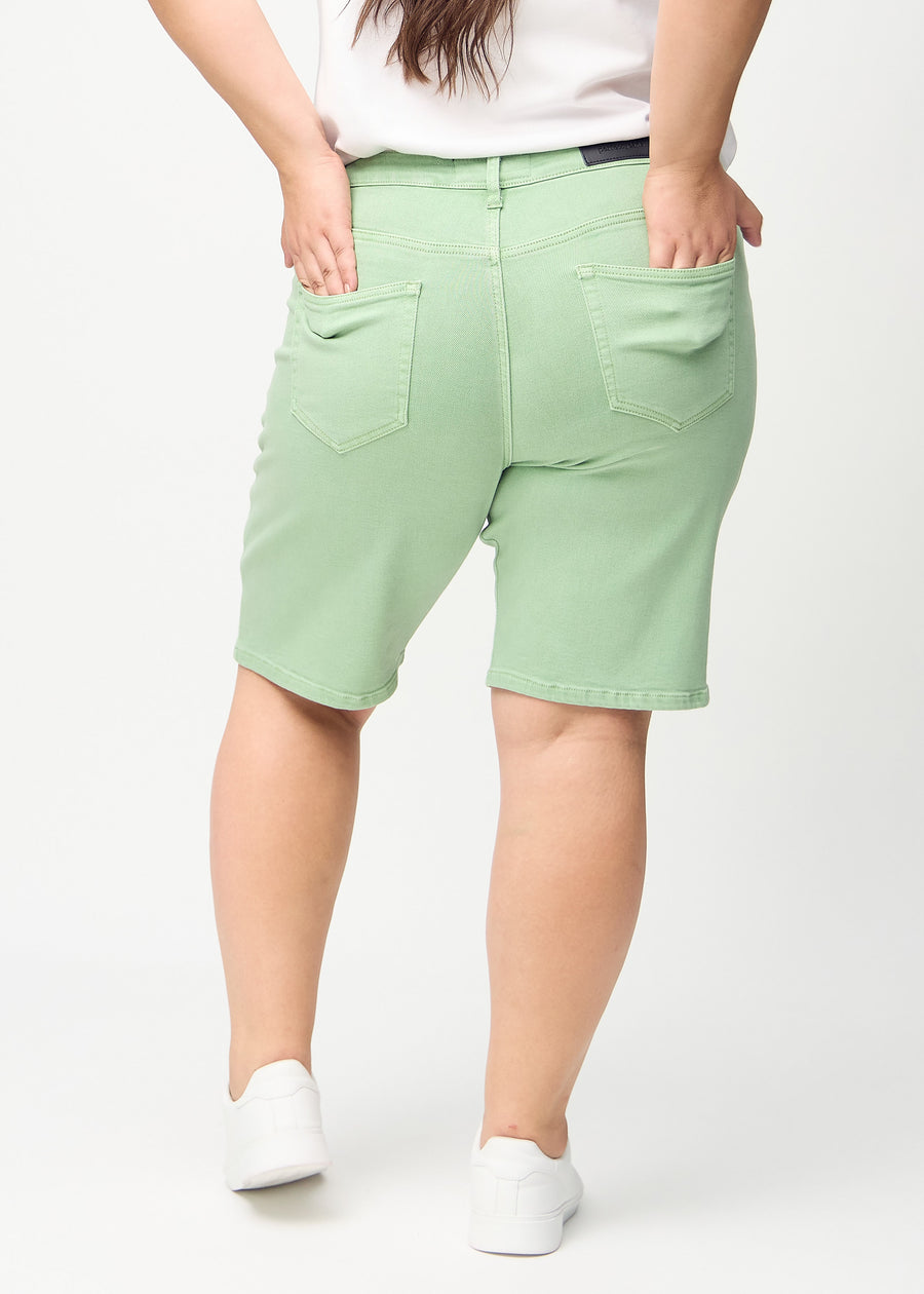 Ljusgröna regular middle shorts sedda bakifrån på en plus-size-modell, så att hela produkten syns.