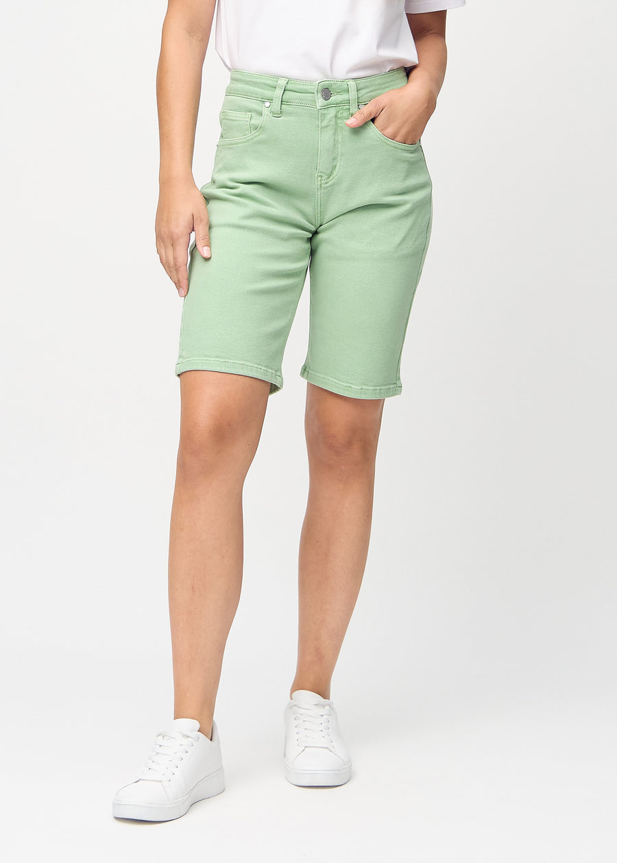 Ljusgröna regular middle shorts, modellnamn Mints, som går rakt ner längs benet och slutar precis ovanför knät, sedda framifrån.