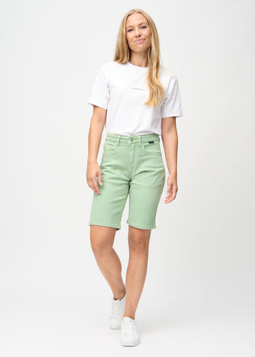 Helbild av modell i ljusgröna regular middle shorts.