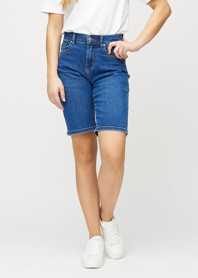 Mörk denim regular middle shorts, modellnamn Oceans, som går rakt ner längs benet och slutar precis ovanför knät, sedd framifrån.