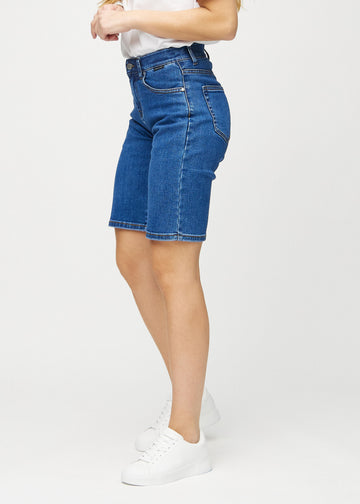 Mörk denim regular middle shorts sedd bakifrån, så att man kan se hela produkten.