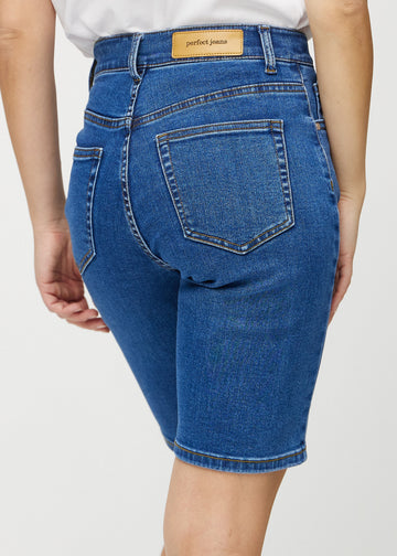 Mörk denim regular middle shorts sedd bakifrån i närbild för att visa detaljer.