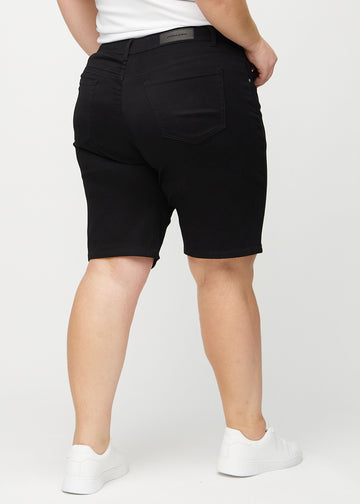 Svarta regular middle shorts sedda bakifrån på en plus-size-modell, så att man kan se hela produkten.