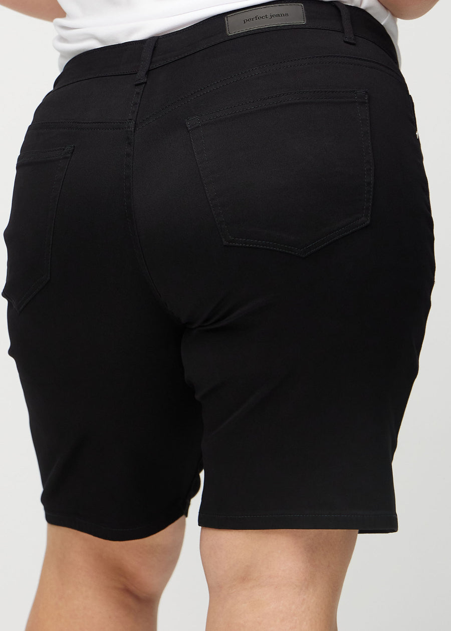 Svarta regular middle shorts sedda bakifrån i närbild på en plus-size-modell för att visa detaljer.