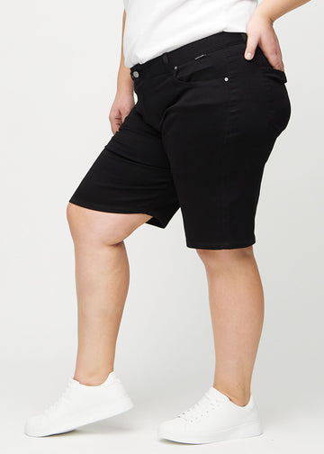 Svarta regular middle shorts sedda från sidan på en plus-size-modell.