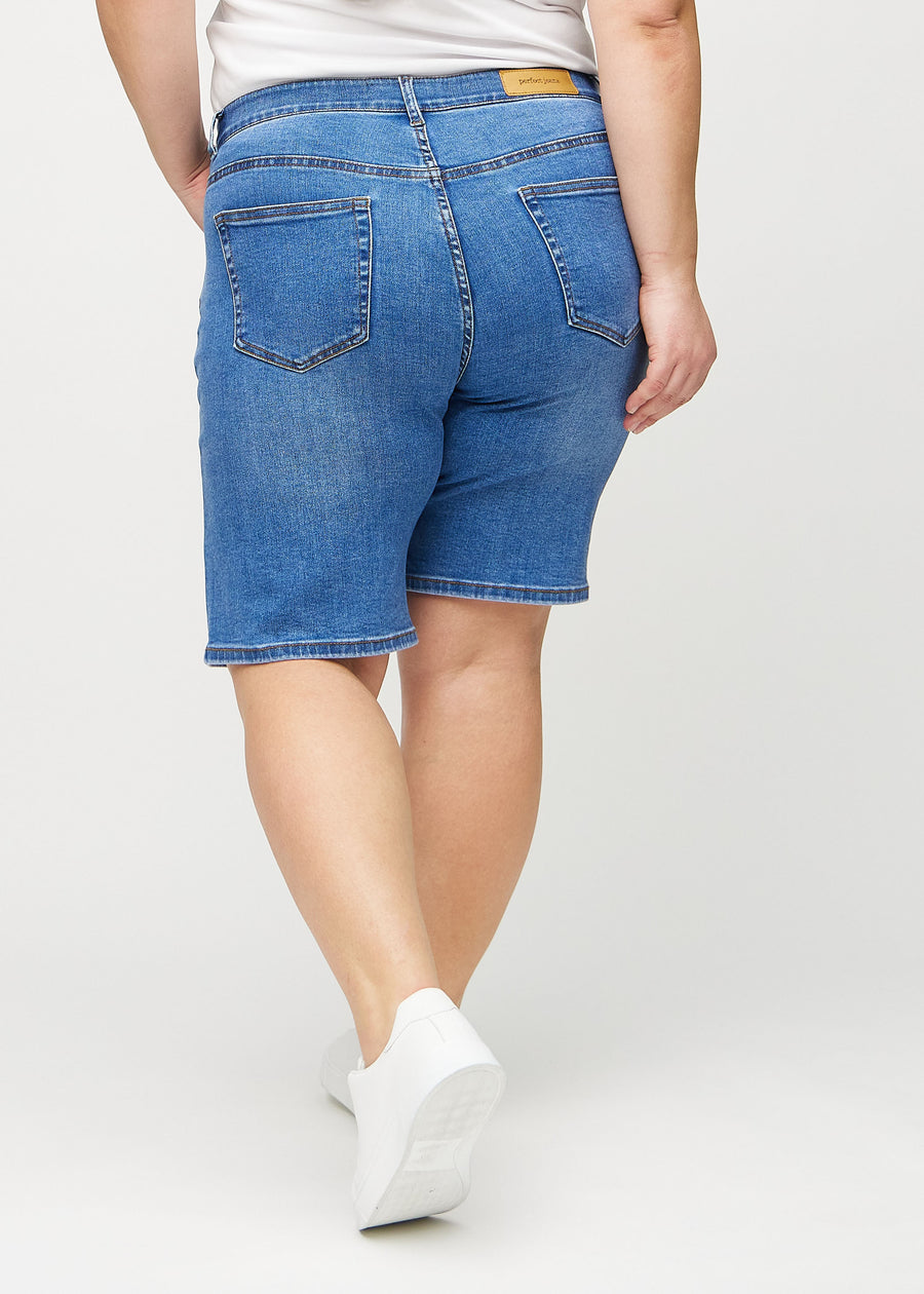 Denim regular middle shorts sedda bakifrån på en plus-size-modell, så att man kan se hela produkten.