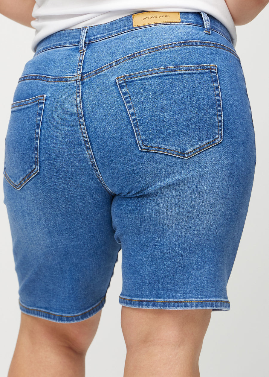 Denim regular middle shorts sedda bakifrån i närbild på en plus-size-modell för att visa detaljer.