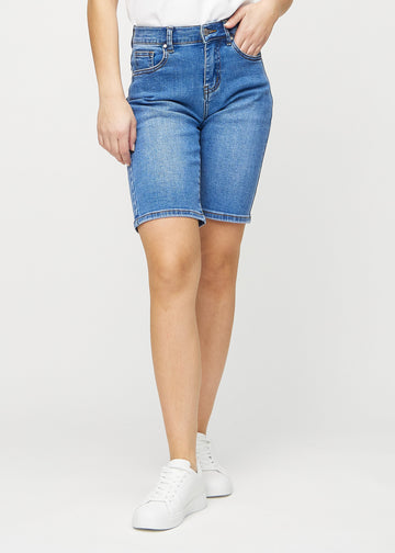 Denim regular middle shorts, modellnamn Rivers, som går rakt ner längs benet och slutar precis ovanför knät, sedd framifrån.