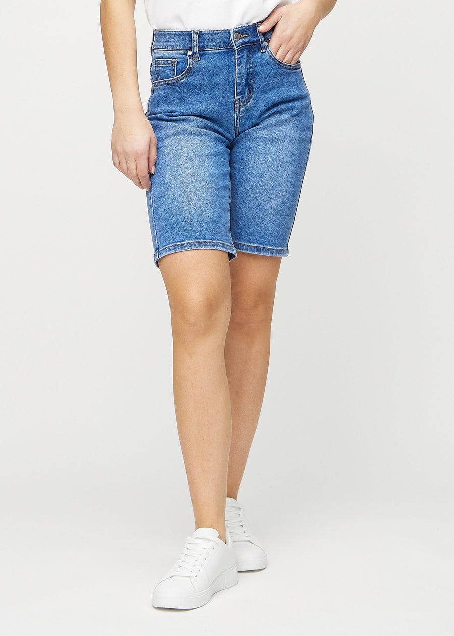 Denim regular middle shorts, modellnamn Rivers, som går rakt ner längs benet och slutar precis ovanför knät, sedd framifrån.