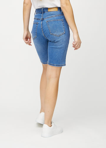 Denim regular middle shorts sedda bakifrån i närbild för att visa detaljer.