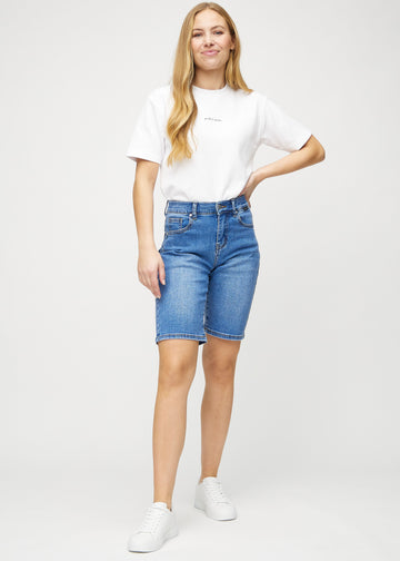 Helbild av modell i denim regular middle shorts.