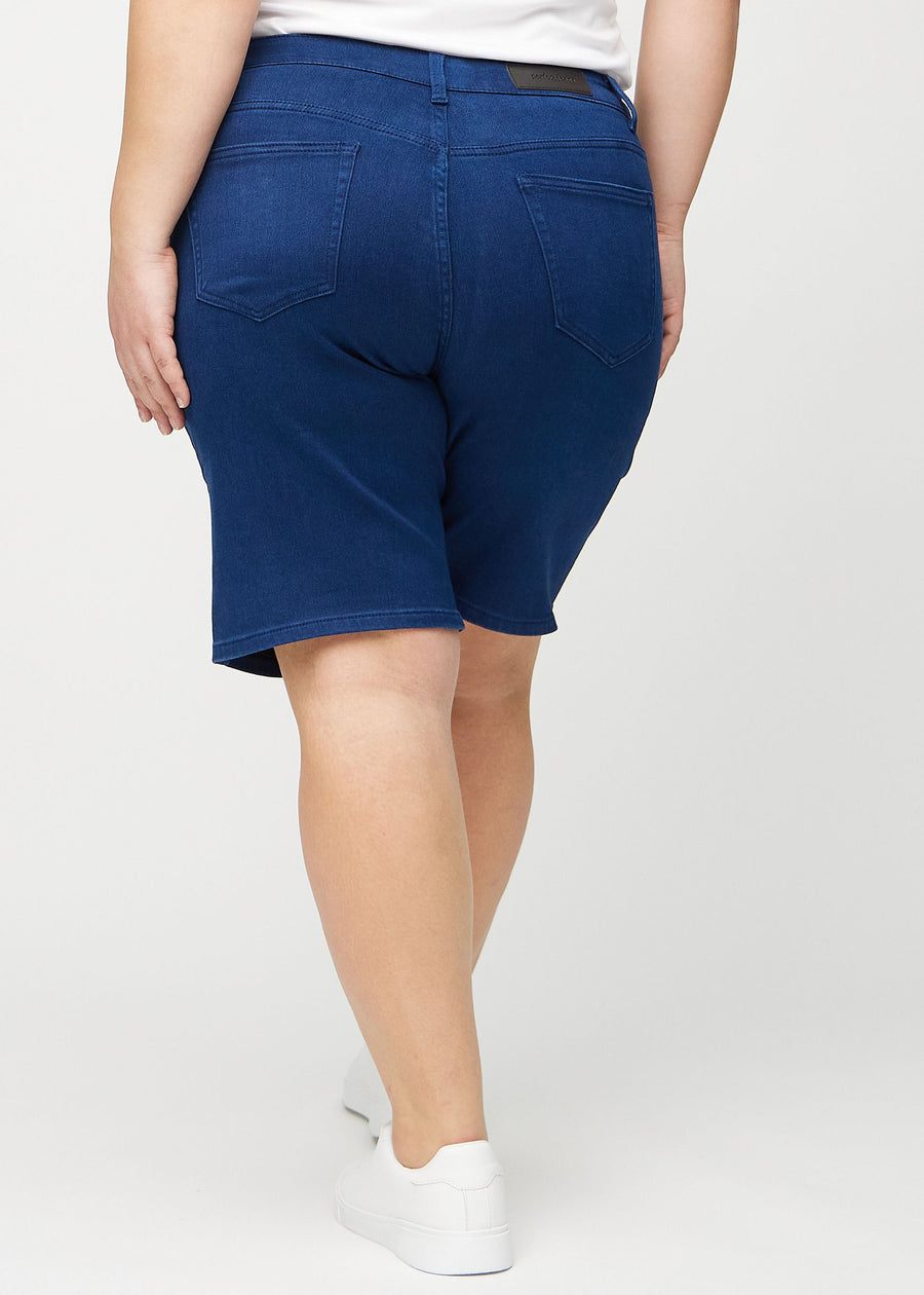 Mörkblå regular middle shorts sedda bakifrån på en plus size-modell, så att man kan se hela produkten.