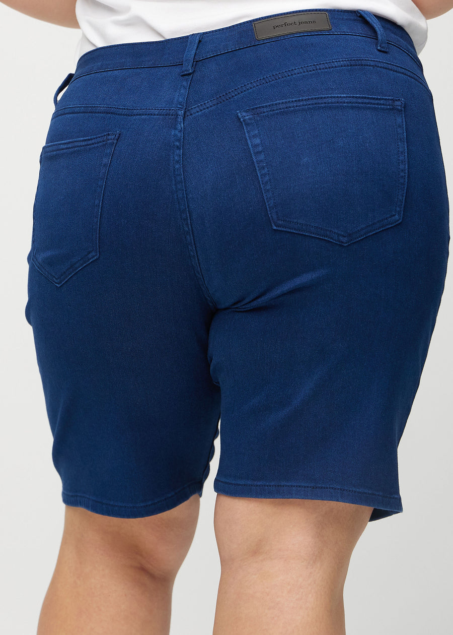 Mörkblå regular middle shorts sedda bakifrån i närbild på en plus size-modell för att visa detaljer.