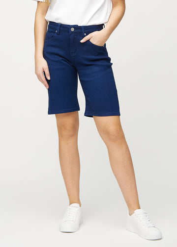Mörkblå regular middle shorts, modellnamn Royals, som går rakt ner längs benet och slutar precis ovanför knät, sedd framifrån.