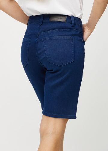 Mörkblå regular middle shorts sedda bakifrån i närbild för att visa detaljer.