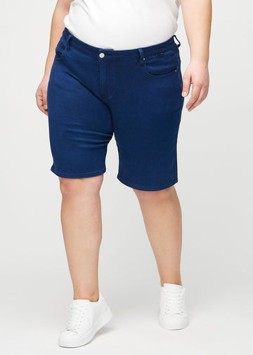 Mörkblå regular middle shorts, modellnamn Royals, som går rakt ner längs benet och slutar precis ovanför knät på en plus size-modell, sedd framifrån.