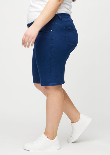 Mörkblå regular middle shorts sedda från sidan på en plus size-modell.