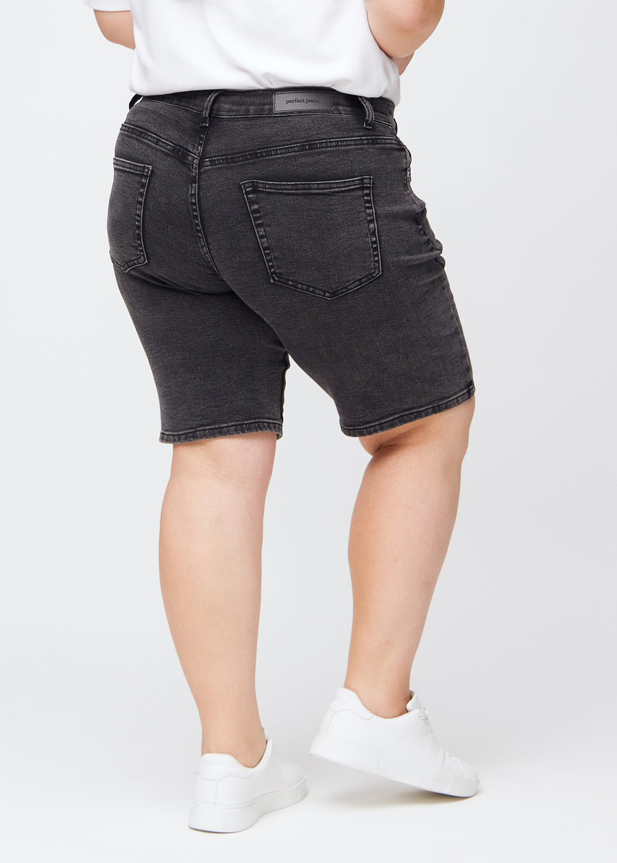 Mörkgrå denim regular middle shorts sedda bakifrån på en plus-size-modell, så att man kan se hela produkten.