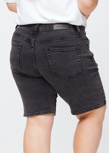 Mörkgrå denim regular middle shorts sedda bakifrån i närbild på en plus-size-modell för att visa detaljer.