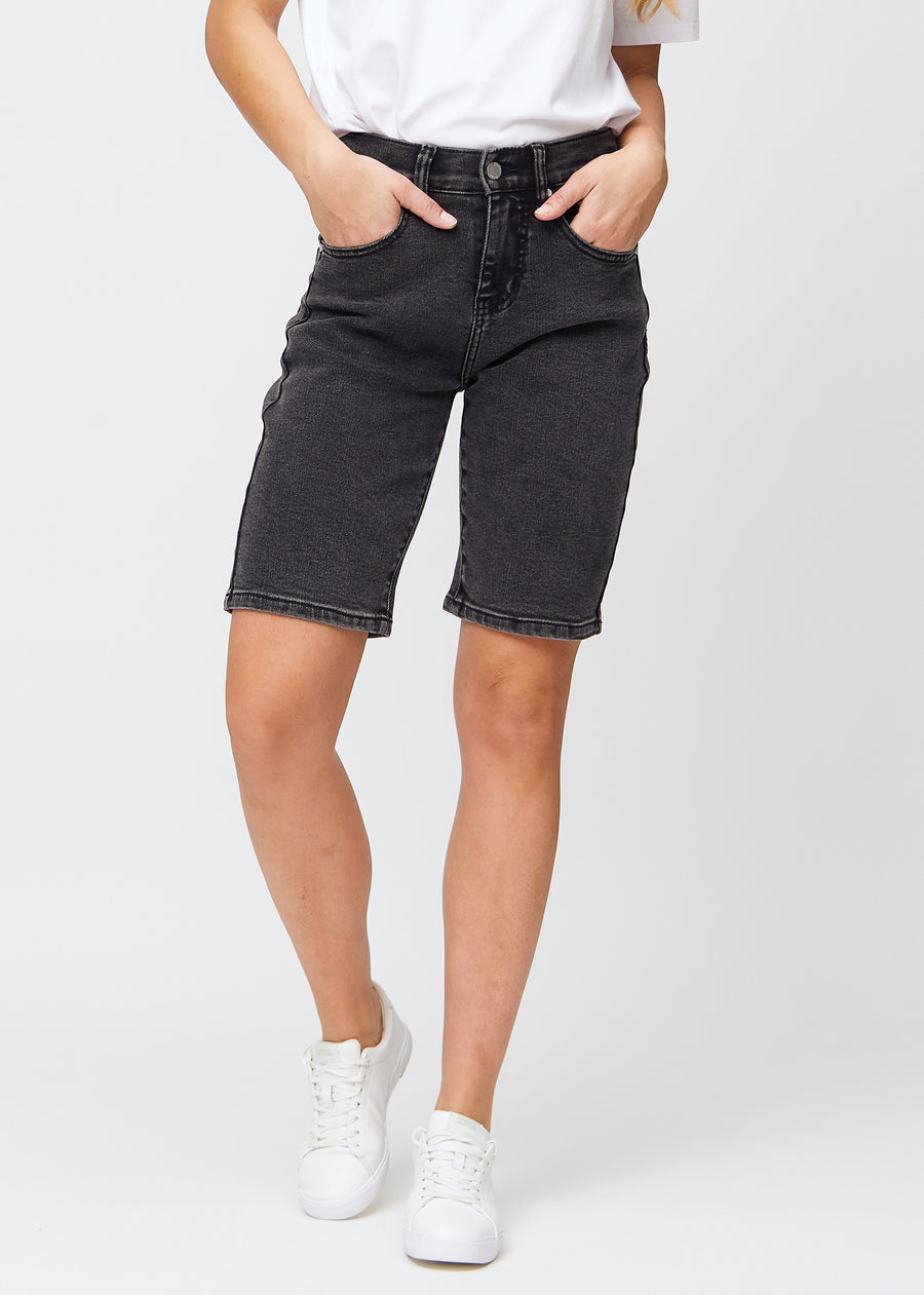 Mörkgrå denim regular middle shorts, modellnamn Shadows, som går rakt ner längs benet och slutar precis ovanför knät, sedd framifrån.