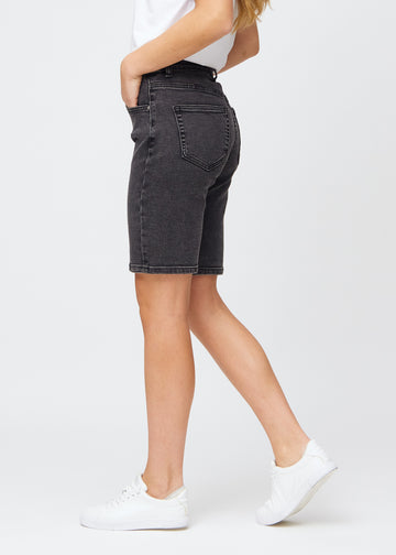 Mörkgrå denim regular middle shorts sedda från sidan på modell.