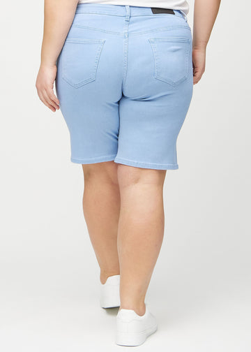 Ljusblå regular middle shorts sedda bakifrån på en plus size-modell, så att man kan se hela produkten.