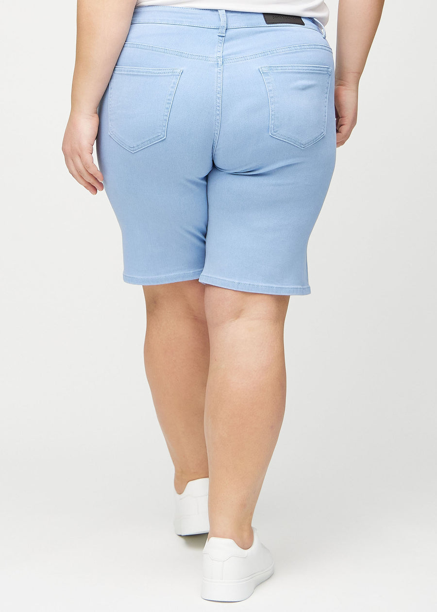 Ljusblå regular middle shorts sedda bakifrån på en plus size-modell, så att man kan se hela produkten.