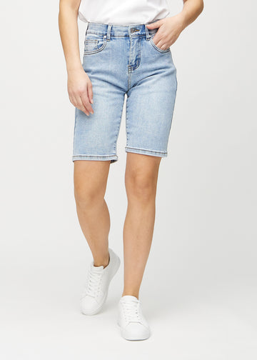 Ljus denim regular middle shorts, modellnamn Waves, som går rakt ned längs benet och slutar precis ovanför knät, sedd framifrån.