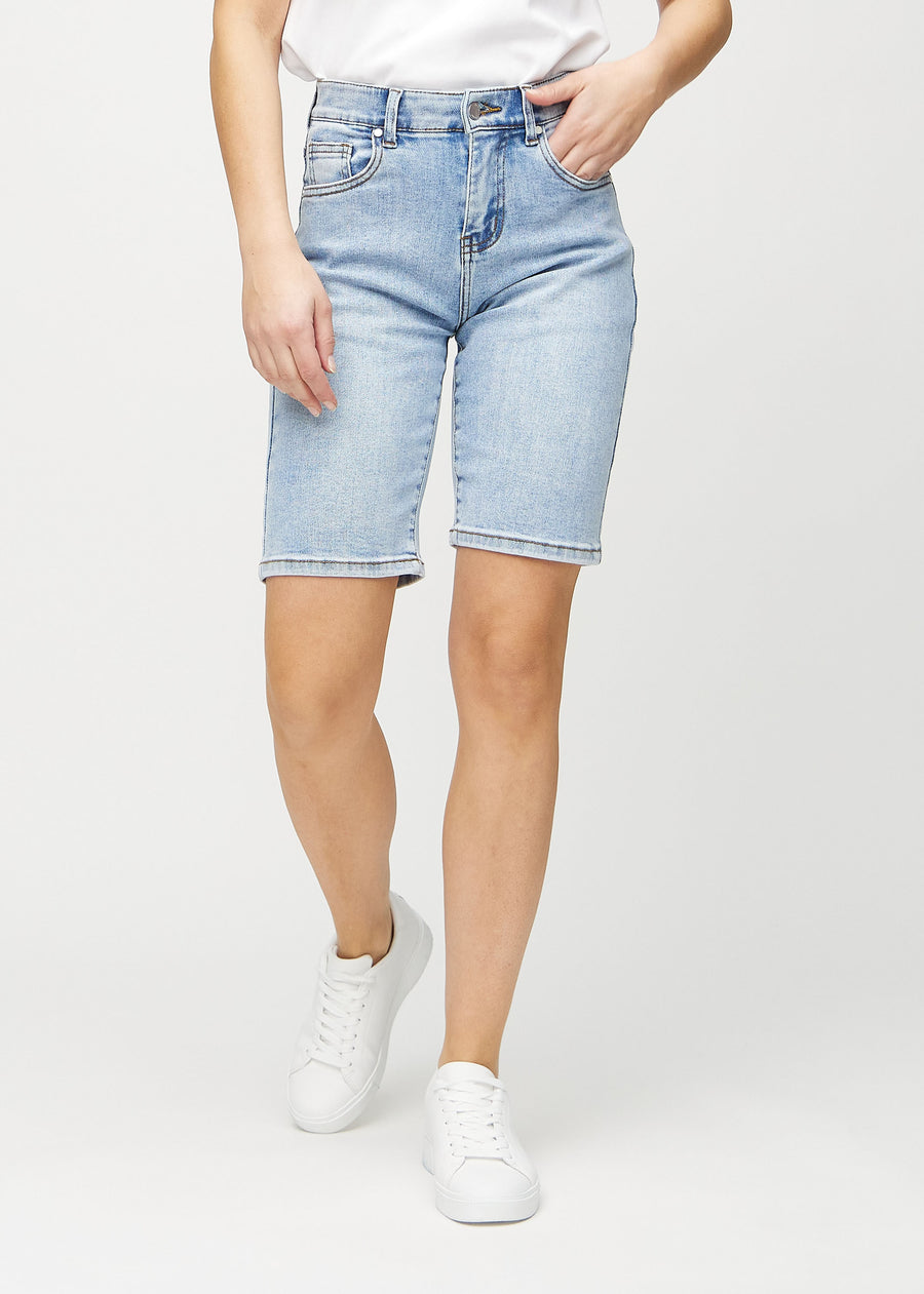 Ljus denim regular middle shorts, modellnamn Waves, som går rakt ned längs benet och slutar precis ovanför knät, sedd framifrån.