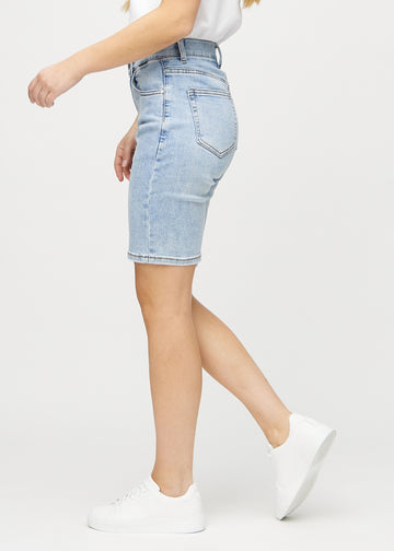 Ljus denim regular middle shorts sedd från sidan på modell.