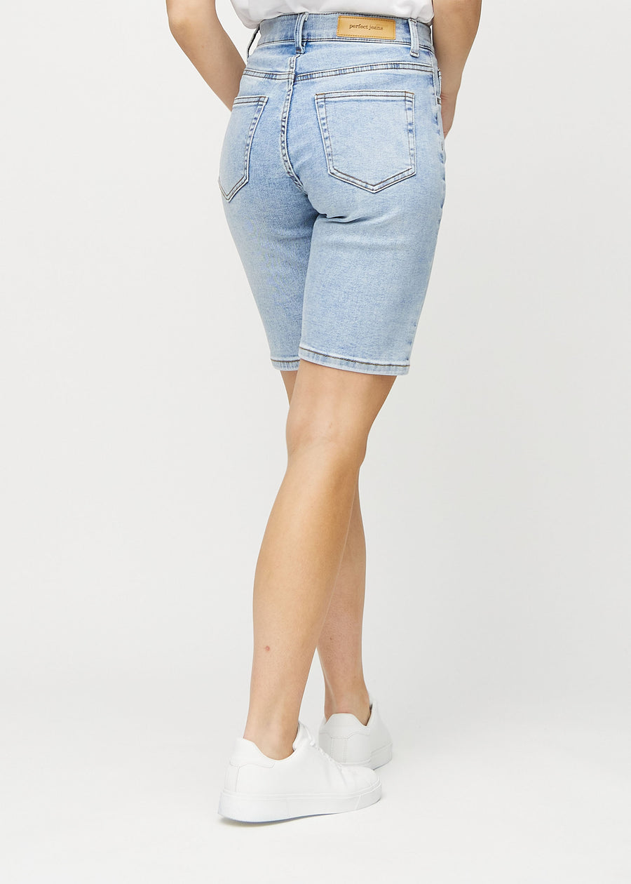 Ljus denim regular middle shorts sedd bakifrån, så att man kan se hela produkten.