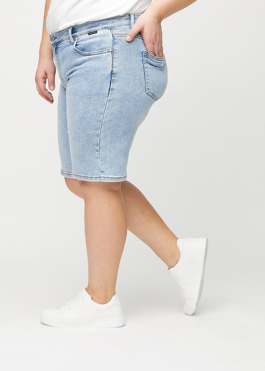 Ljus denim regular middle shorts sedd från sidan på en plus-size-modell.