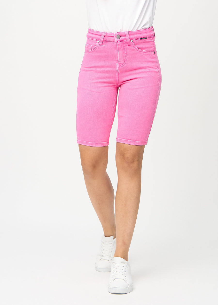 Ljusrosa skinny middle shorts, modellnamn Flamingos, som sitter tätt över låret och slutar precis ovanför knät, sedd framifrån.