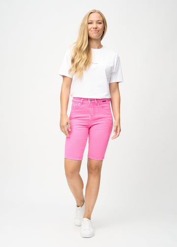 Helbild av modell i ljusrosa skinny middle shorts.