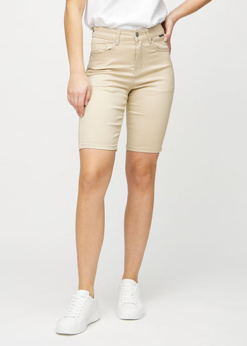 Beige skinny middle shorts, modellnamn Gazelles, som sitter tätt över låret och slutar precis ovanför knät, framifrån.