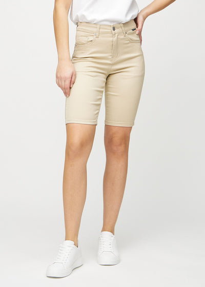 Beige skinny middle shorts, modellnamn Gazelles, som sitter tätt över låret och slutar precis ovanför knät, framifrån.