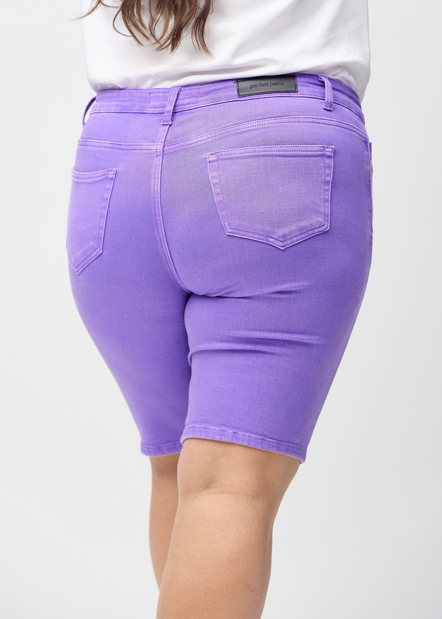 Lila skinny middle shorts sedda bakifrån i närbild på en plus size-modell för att visa detaljer.