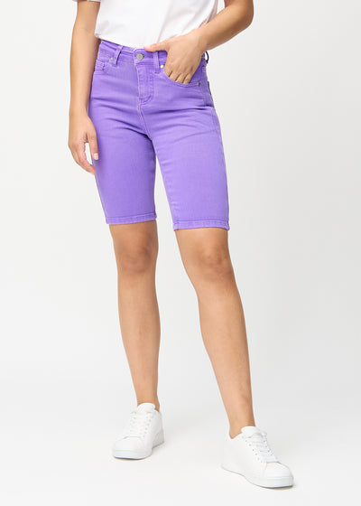 Lila skinny middle shorts, modellnamn Lavenders, som sitter tätt över låret och slutar precis ovanför knät, framifrån.