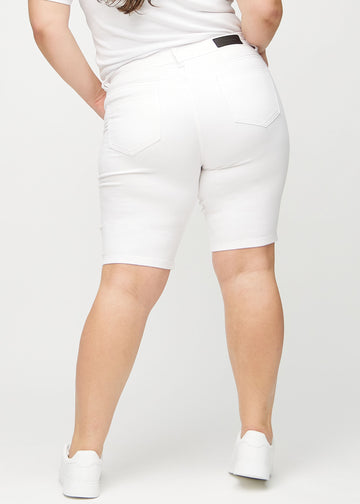 Vita skinny middle shorts sedda bakifrån på en plus-size-modell, så att man kan se hela produkten.