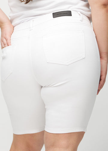 Vita skinny middle shorts sedda bakifrån i närbild på en plus-size-modell för att visa detaljer.