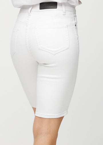 Vita skinny middle shorts sedda bakifrån i närbild för att visa detaljer.