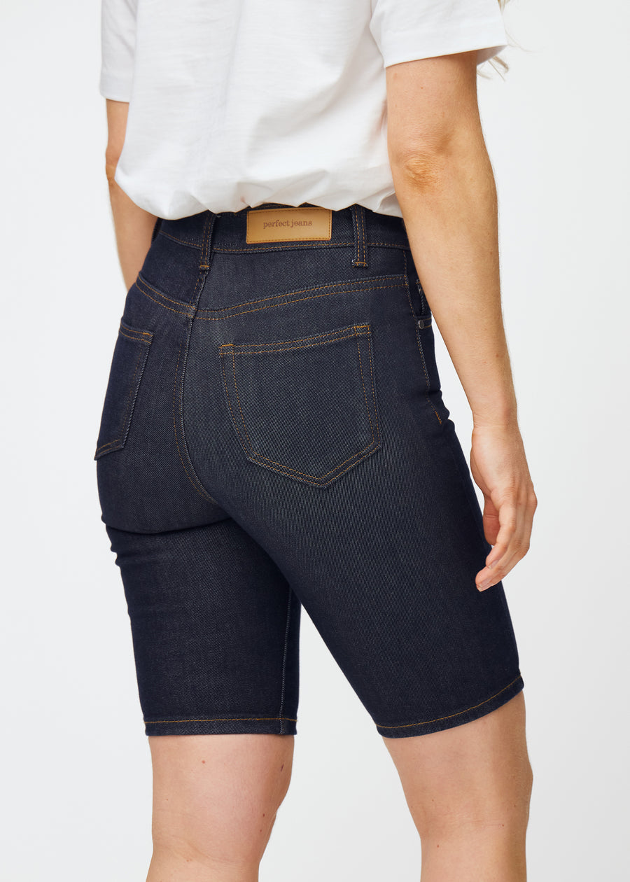 Mörkblå denimshorts för dam i färgen Midnights sett bakifrån i närbild för att visa passform och detaljer.
