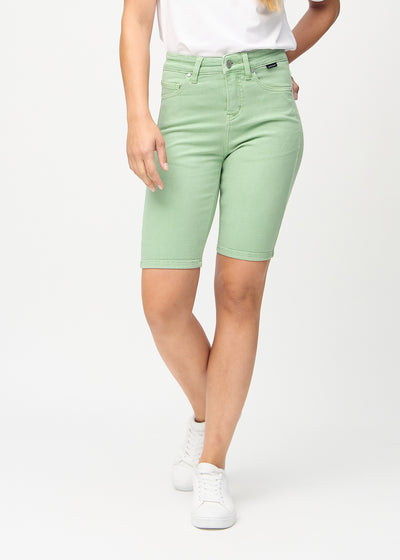 Ljusgröna skinny middle shorts, modellnamn Mints, som sitter tätt vid låret och slutar precis ovanför knät, sedda framifrån.
