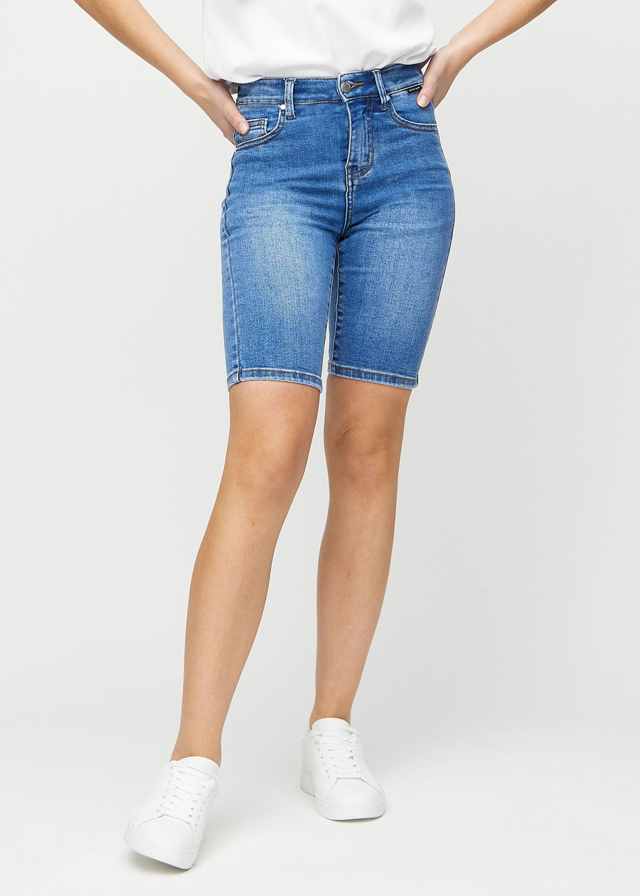 Denim skinny middle shorts, modellnamn Rivers, som sitter tight över låret och slutar precis ovanför knät, framifrån.