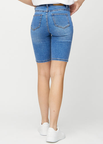Denim skinny middle shorts sedda bakifrån, så att man kan se hela produkten.