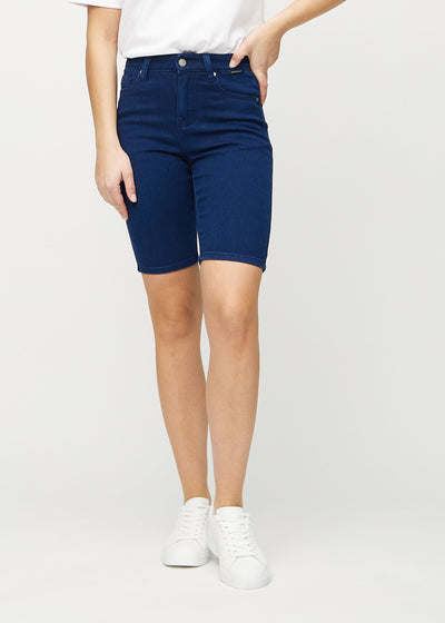 Mörkblå skinny middle shorts, modellnamn Royals, som sitter tätt mot låret och slutar precis ovanför knät, sedd framifrån.