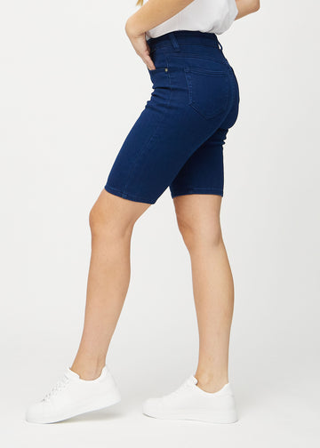 Mörkblå skinny middle shorts sedda från sidan på modell.