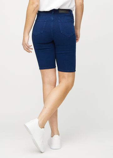 Mörkblå skinny middle shorts sedda bakifrån, så att man kan se hela produkten.